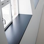 Крупный план прочного душевого поддона из искусственного камня