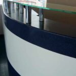 Угловой подоконник из искусственного камня, установленный в интерьере