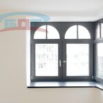Эркерный подоконник из камня, установленный в жилом интерьере