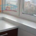 Каменный подоконник с лаконичным дизайном, подходящий для дома и офиса