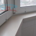 Декоративный подоконник из камня, устанавливаемый в жилых помещениях