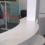 Декоративный подоконник из камня в интерьере гостиной