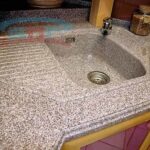 Тёмный каменный подоконник для современных интерьеров