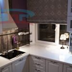 Подоконник из камня с лаконичным дизайном, подходящий для установки в квартире или офисе