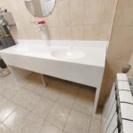 Каменная столешницы с каменной раковиной в местах общего пользования